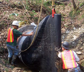 <a href=http://www.xbkjo.com/ target=_blank class=infotextkey><a href=http://www.xbkjo.com target=_blank class=infotextkey>鴨嘴閥</a></a>在工人的準備下正在安裝